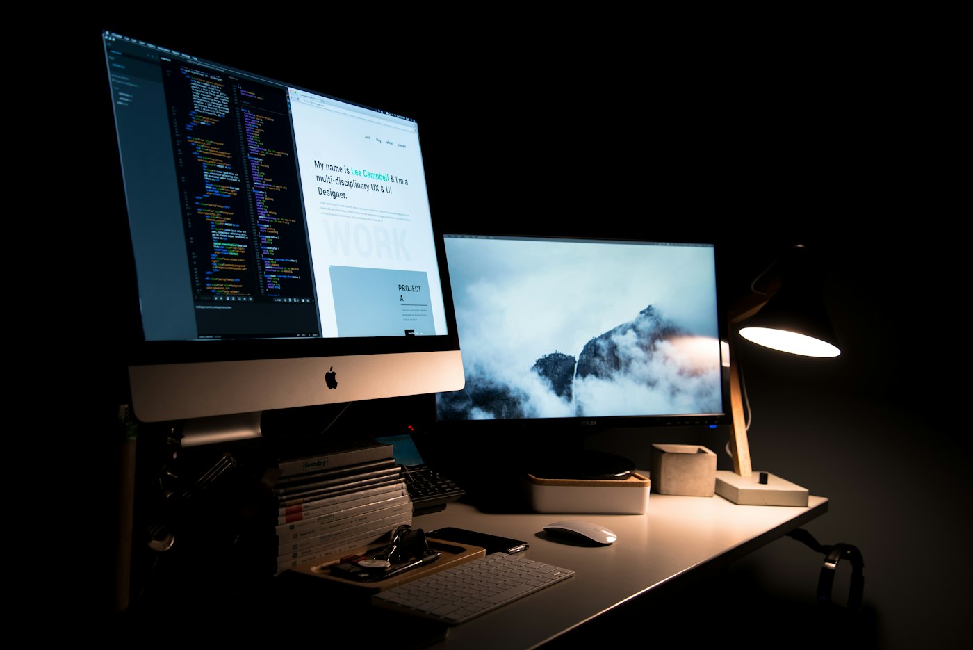 Arbeitsplatz mit Code-Editor und Website-Entwurf auf zwei Bildschirmen